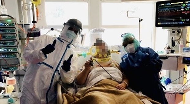 Coronavirus, foto choc dell'ospedale San Martino: «State a casa se non volete ridurvi così»