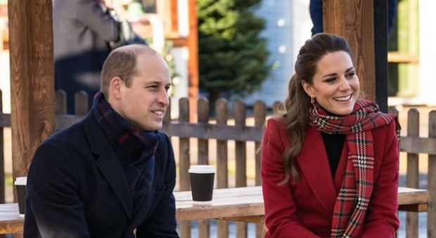 Kate Middleton ricicla il look per il tour in Scozia: cappotto rosso e gonna tartan