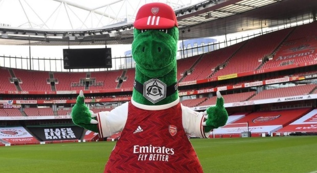 Arsenal, il Gunnersaurus a rischio licenziamento salvato da Ozil tra le polemiche