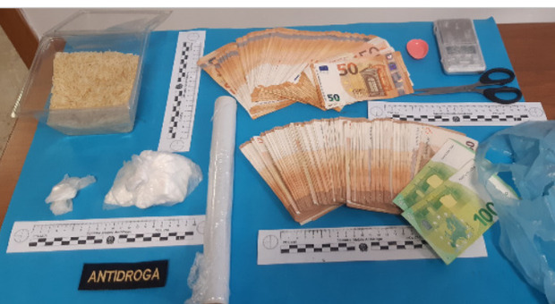 Più di un etto di cocaina in casa e 15mila euro in contanti: arrestato un 37enne