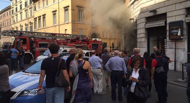 Roma, fiamme nel palazzo di Bassetti: paura in centro, zona evacuata