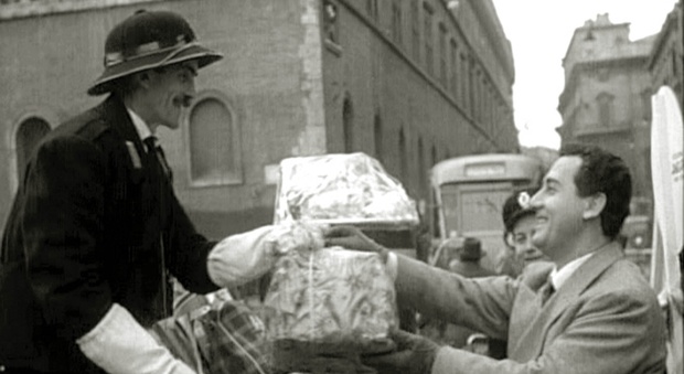 Alberto Sordi alla befana di piazza Venezia del 1957