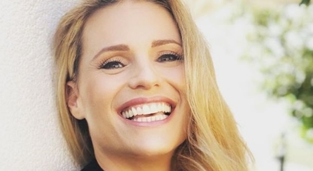 Michelle Hunziker e la dentiera, l'esilarante video della showgirl su Instagram