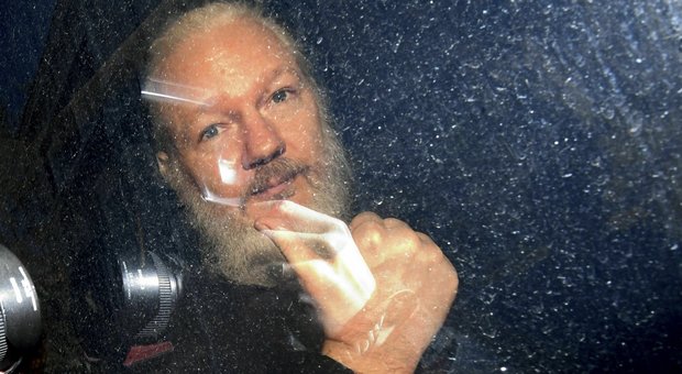 Julian Assange arrestato a Londra nell'ambasciata dell'Ecuador