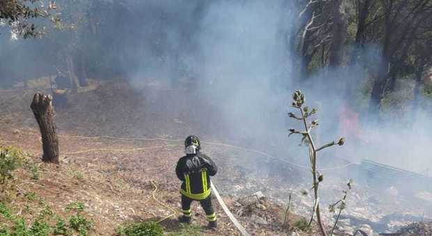 Capri, venerdì di fuoco sul Monte Castiglione: l'incendio innescato da una sigaretta