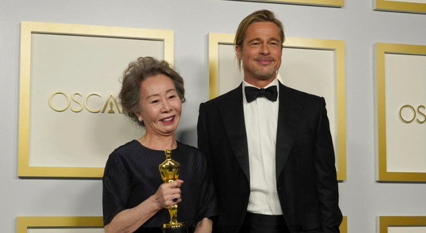 Brad Pitt, agli Oscar l'attrice Yuh-Jung Youn non riesce a nascondere la sua cotta: il video è esilarante