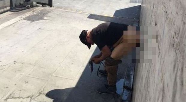 Roma, degrado Capitale: uomo defeca in pieno giorno alla stazione Termini