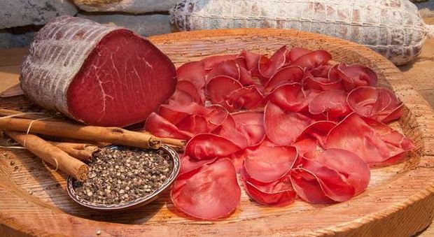 La bresaola della Valtellina Igp? È fatta con carne di zebù dal Brasile (e non solo)