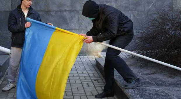 La Crimea si mobilita, scontri tra ucraini e russi. Putin: «Intesa con l'Europa», ma insiste sul referendum