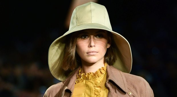 immagine Alberta Ferretti sfila alla Milano Fashion Week tra super top e sapore anni 70