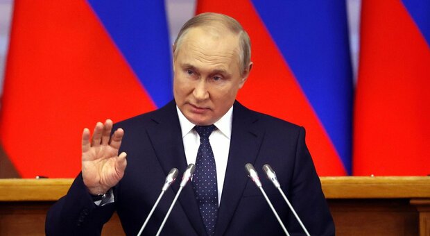 L'agente KGB: «Putin soffre di demenza, la sua paranoia lo farà impazzire»