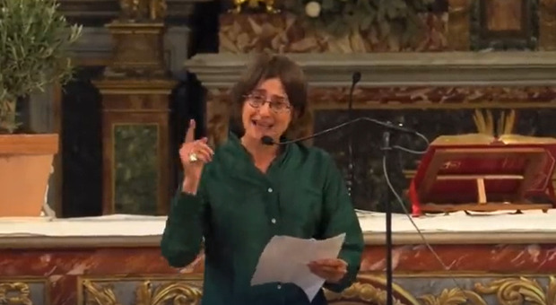 Chiara Valerio, il discorso ai funerali di Michela Murgia tra lacrime e risate: «Parlerò di lei solo al futuro»