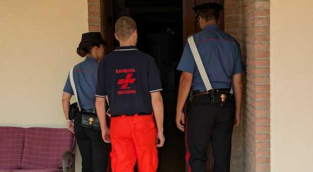 Fratelli disabili lasciati a casa da soli, un'amica chiama i carabinieri e arrivano i soccorsi: accertamenti sulla badante che li ha abbandonati