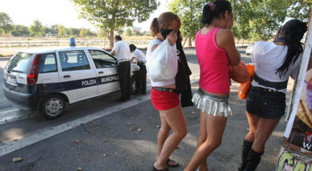 "Vieni con noi, facciamo un'orgia": rapinato da tre ragazze rom