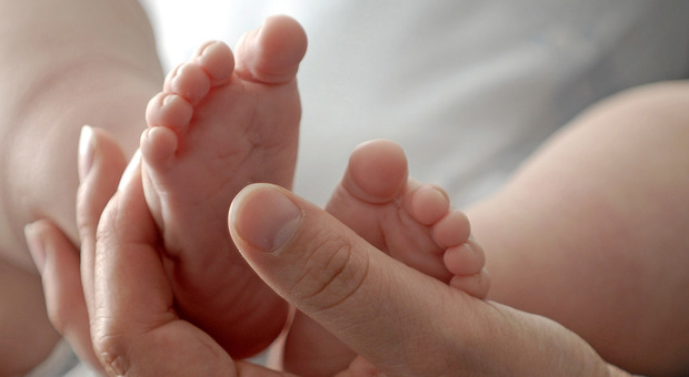 Fecondazione, nato in Grecia bambino con 3 genitori: è la prima volta in Europa