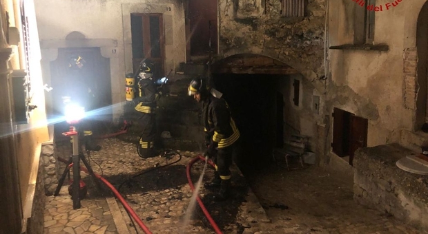 Caramanico, abitazione in fiamme: problemi per spegnere l'incendio