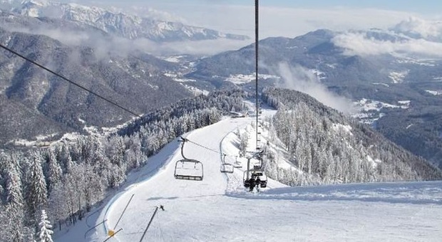 Forti e abbondanti nevicate in Friuli: bus bloccati e allerta per il rischio valanghe