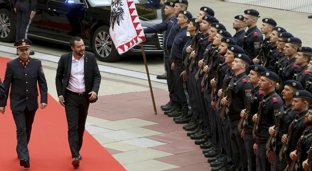 Salvini al vertice di Vienna senza la cravatta