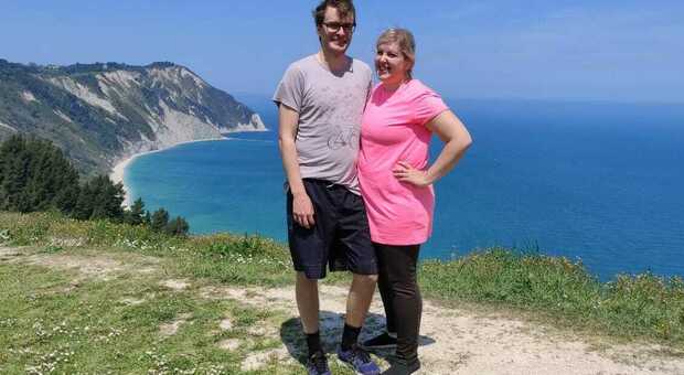 Due giovani turisti finlandesi hanno scelto la baia di Portonovo per la proposta di matrimonio