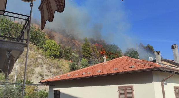 Incendio sopra la circonvallazione, l'incubo di una nube nera con le fiamme vicino alle case