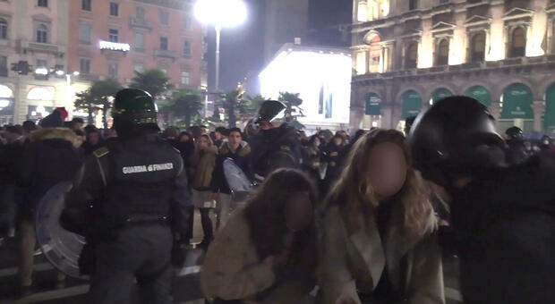 Violenze di Capodanno in piazza Duomo, due condanne. «Le ragazze cadevano sui cocci di vetro, non avevano scampo»