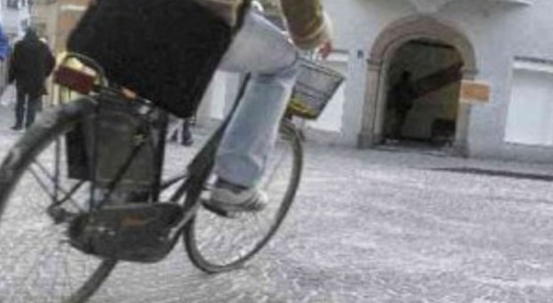 Cade in bici e finisce all'ospedale: multata di 41 euro per «imperizia» E ora chiede i danni al Comune