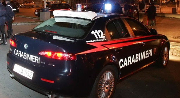 Ladri sorpresi dai carabinieri, abbandonano l'auto con arnesi da scasso