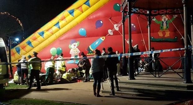 Crolla scivolo al luna-park: sette bambini feriti