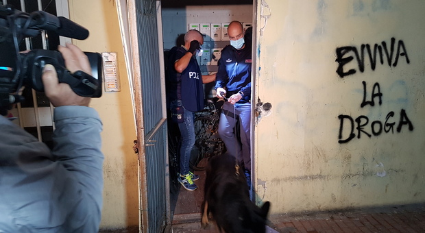Pescara, blitz della Polizia a Rancitelli: il cane Caffè trova la droga
