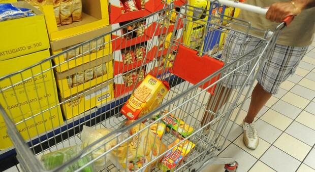 Secondo le ultime stime preliminari dell’Istat, a luglio i prodotti alimentari, per la cura della casa e della persona continuano a vedere rincari a due cifre