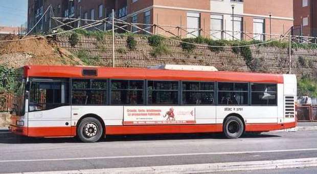 Roma, razzismo sul bus: «Negri scendete», ma i passeggeri si ribellano