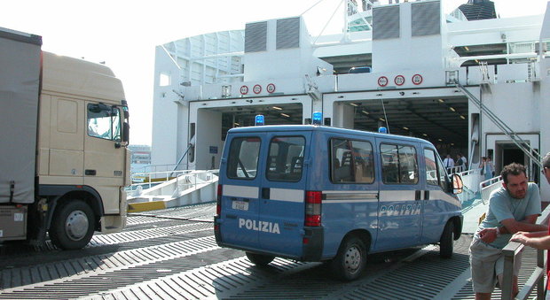 Ancona, tenta di partire per la Grecia con la figlia di 6 anni nascosta in valigia
