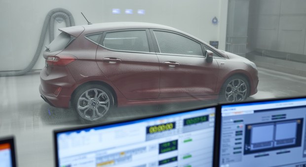 Un modello Ford durante un test nella Weather Factory di Colonia