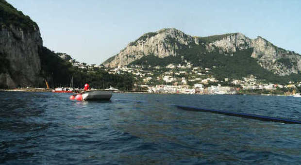 Capri, la posa del cavo elettrico sottomarino: finiti i lavori preliminari | Foto