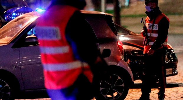 Roma, fermati per un controllo buttano coca dal finestrino dell’auto: denunciati tre ragazzi