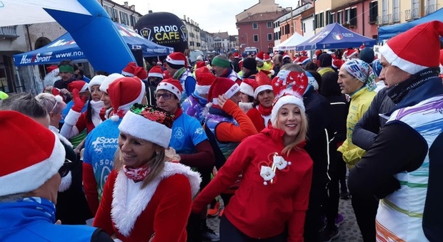 La marcia dei Babbi Natale a Padova al Portello