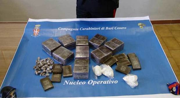Droga: 10 kg di hashish in auto, due arresti a Bari