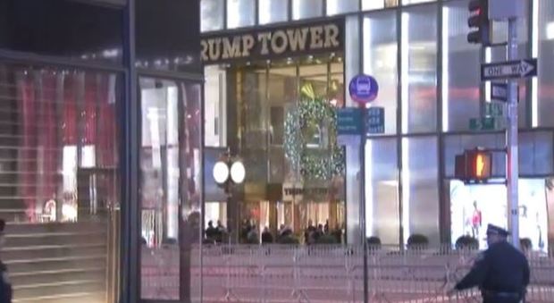 Paura a New York, evacuata la Trump Tower per uno zainetto abbandonato: era pieno di giocattoli