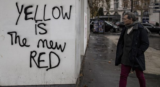 La protesta con i graffiti: gli slogan dei gilet gialli sui muri di Parigi