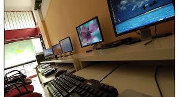 Rubarono 34 computer all'interno di una scuola, individuati