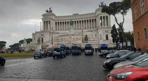 No vax, Roma blindata per la manifestazione: il raduno all'Altare della Patria (diretta)