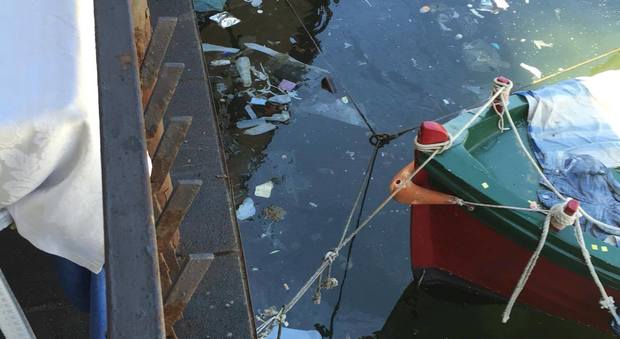 Napoli. Borgo Marinari, i rifiuti invadono lo specchi d'acqua: via ai controlli