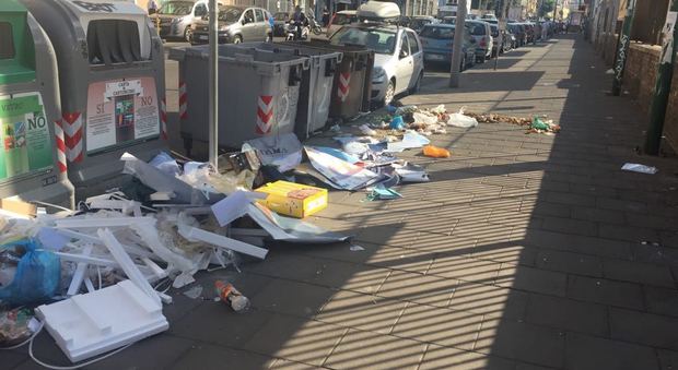 «Via Diocleziano a Napoli il marciapiede ricoperto di rifiuti»