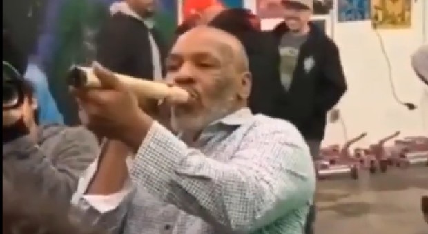 Mike Tyson fuma la sua marijuana, lo spinello è di dimensioni extralarge