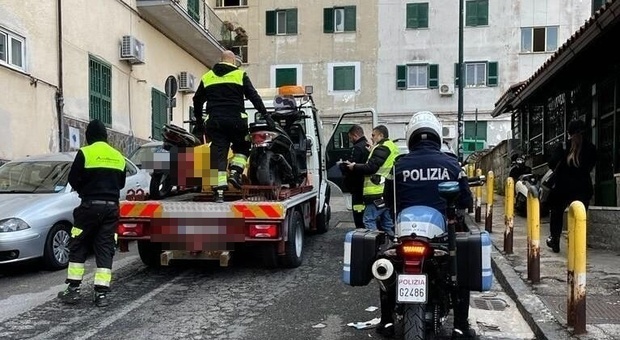 Napoli, controlli a tappeto a Materdei: sequestrati 56 veicoli privi di assicurazione