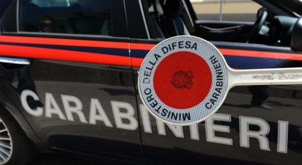 Roma, non si ferma all'alt dei Carabinieri: donna trovata con dosi di cocaina nell'auto