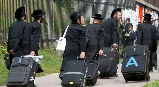 Lufthansa lascia a terra più di 100 passeggeri ebrei: la compagnia aerea accusata di antisemitismo e razzismo