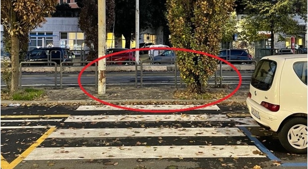 Roma, strisce pedonali "impossibili" a viale Aventino: barriere bloccano il passaggio. «Non si può attraversare»