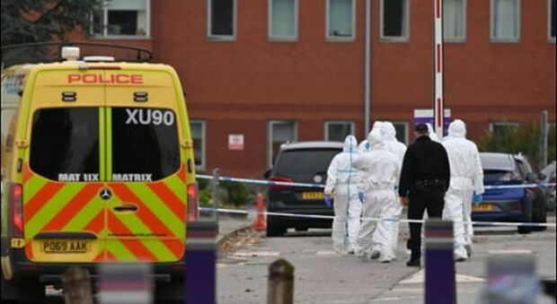 Liverpool, sparatoria in un pub la notte di Natale: morta una donna, 3 feriti. Caccia all'uomo