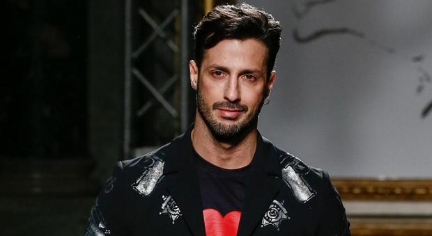 Fabrizio Corona modello a Milano: in passerella con pistole e distintivi sui capi indossati